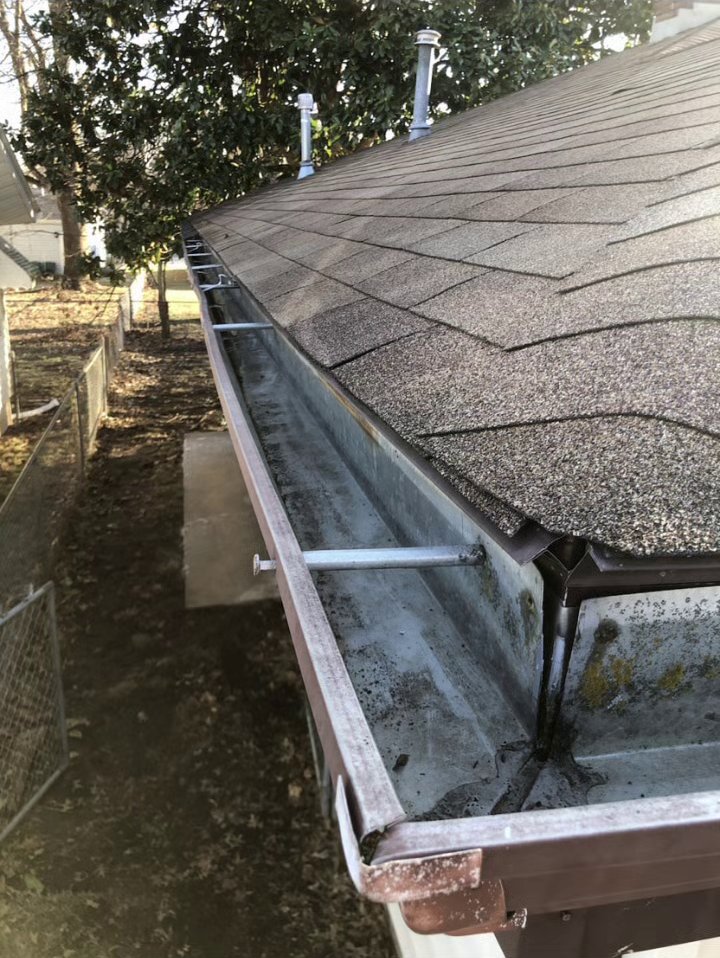 Fully cleared gutter after cleaning